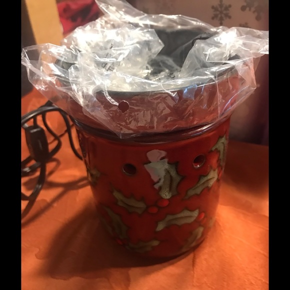 NWT Full size Scentsy Tart Warmer in a Christmas pattern. Box and bulb included. - Picture 4 of 12